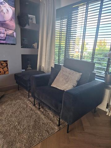 Zwarte Velvet Fauteuil met Poef beschikbaar voor biedingen
