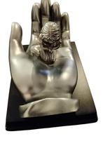 Zilverkleurig beeldje: Biddend kind in hand, Ophalen of Verzenden