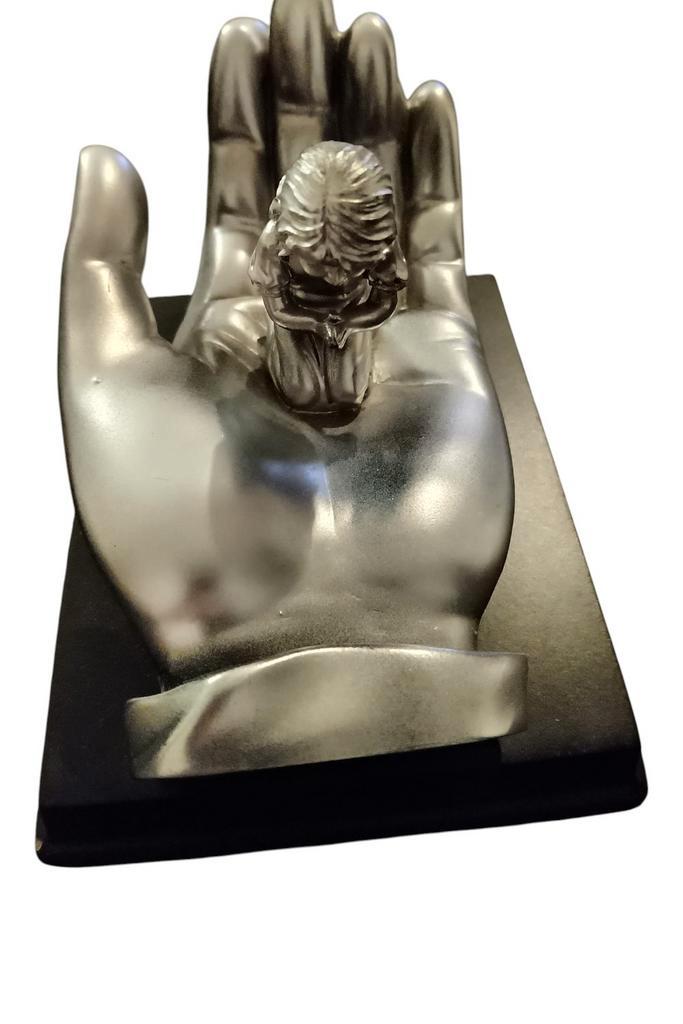 Zilverkleurig beeldje: Biddend kind in hand, Antiek en Kunst, Kunst | Beelden en Houtsnijwerken, Ophalen of Verzenden