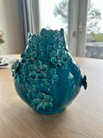 Prachtige azuurblauwe vaas met kleine bloemen, Ophalen, Gebruikt, Blauw, Aardewerk of Porselein