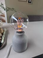 Moderne tafellamp met betonnen voet, Huis en Inrichting, Lampen | Tafellampen, Ophalen of Verzenden, Gebruikt, Glas, Minder dan 50 cm