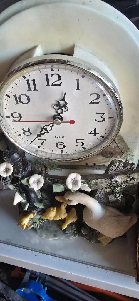 kleine klok met dieren onder, Ophalen