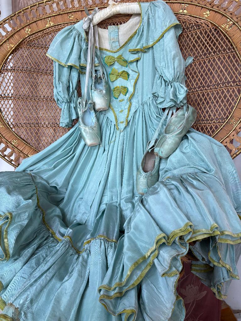 Antieke vintage theaterjurk en ballet spitzen lichtblauw, Antiek en Kunst, Verzenden, Kinderen