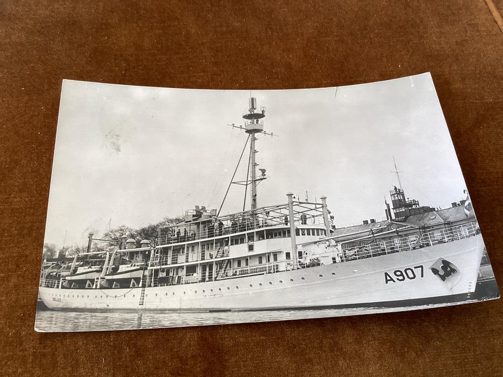 Hr. Ms. Snellius te Den Helder. (A 907), Ophalen of Verzenden, Zo goed als nieuw, Kaart, Foto of Prent