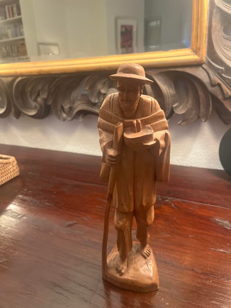 Houten beeldje oude man met hoed en stok - 30 cm, Antiek en Kunst, Ophalen of Verzenden, Handgemaakt, 20 - 50 cm, Beeld