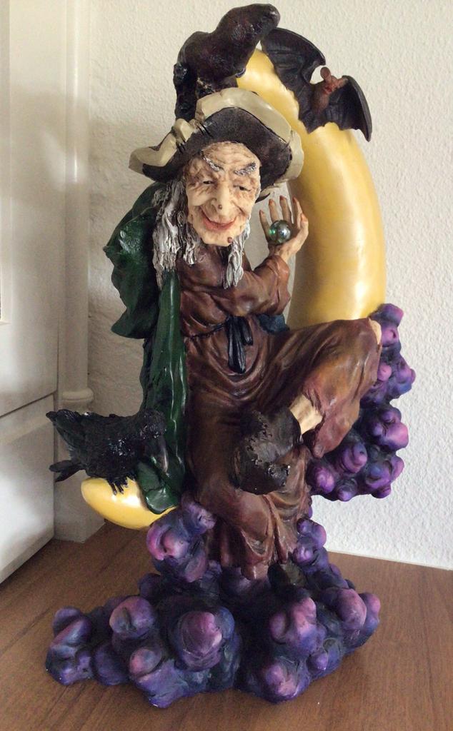 Beeld heks met glazen bol, Ophalen of Verzenden, Zo goed als nieuw, Fantasy