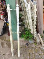 Twee witte hekpalen met bol op de top, Tuin en Terras, Tuinhekken en Hekwerk, Ophalen of Verzenden, Gebruikt, IJzer