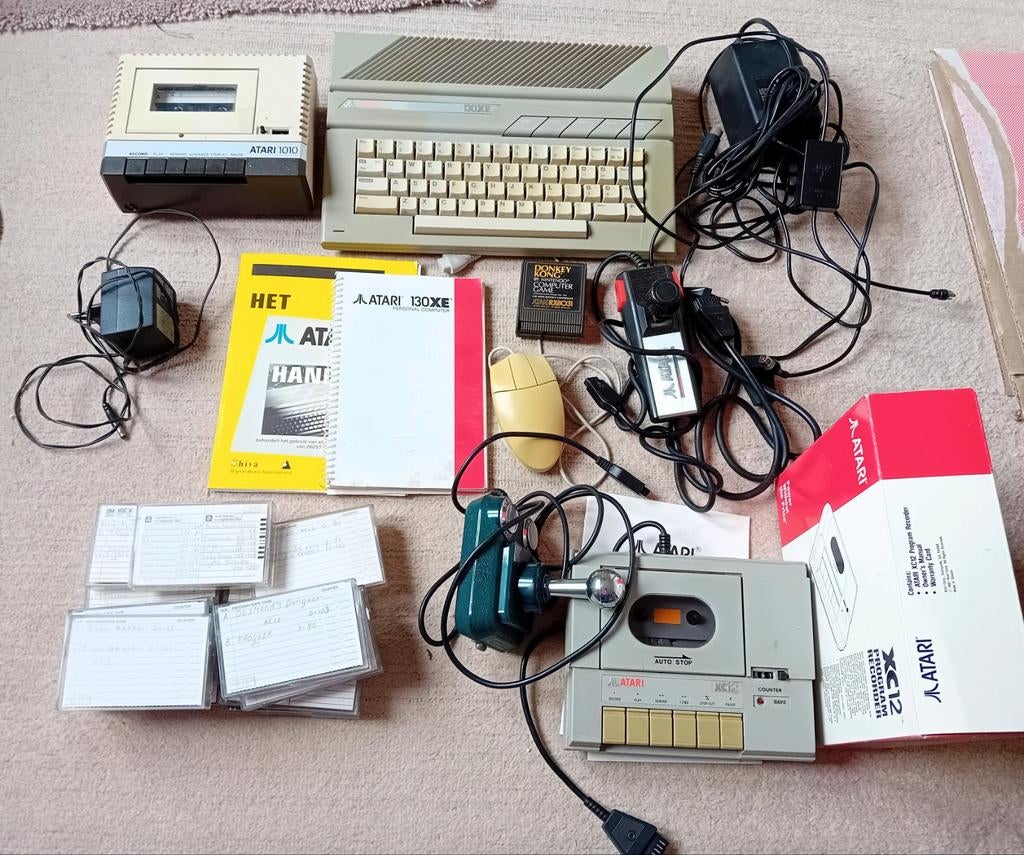 Atari spelcomputer met toebehoren, Spelcomputers en Games, Overige modellen, Met 2 controllers, Ophalen of Verzenden, Gebruikt