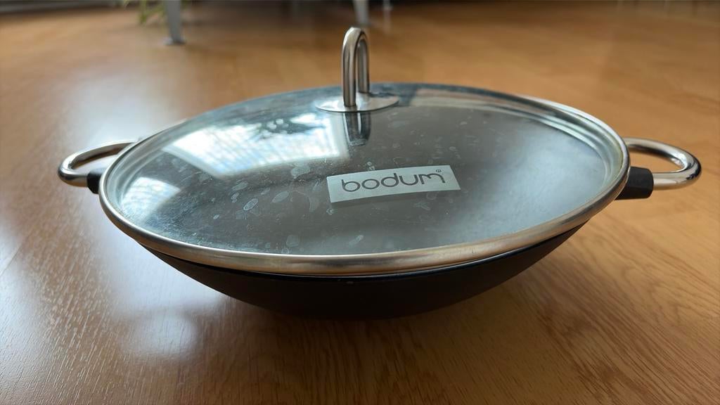 Bodum gietijzer tafel wok, Huis en Inrichting, Keuken | Potten en Pannen, Ophalen of Verzenden, Nieuw, Gietijzer, Wok