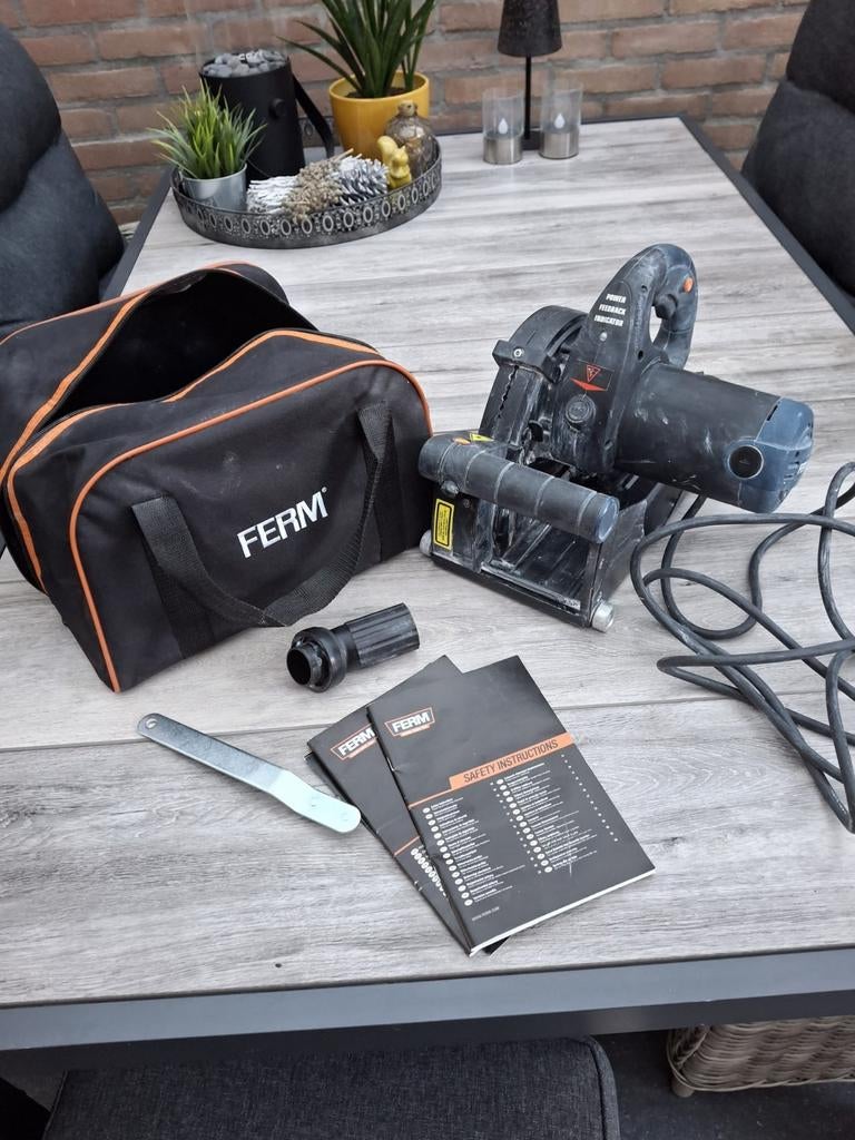Ferm Muurfrees 1600W WSM1008 met Laser en tas, Doe-het-zelf en Verbouw, Gereedschap | Freesmachines, Ophalen, Gebruikt, Muurfrees