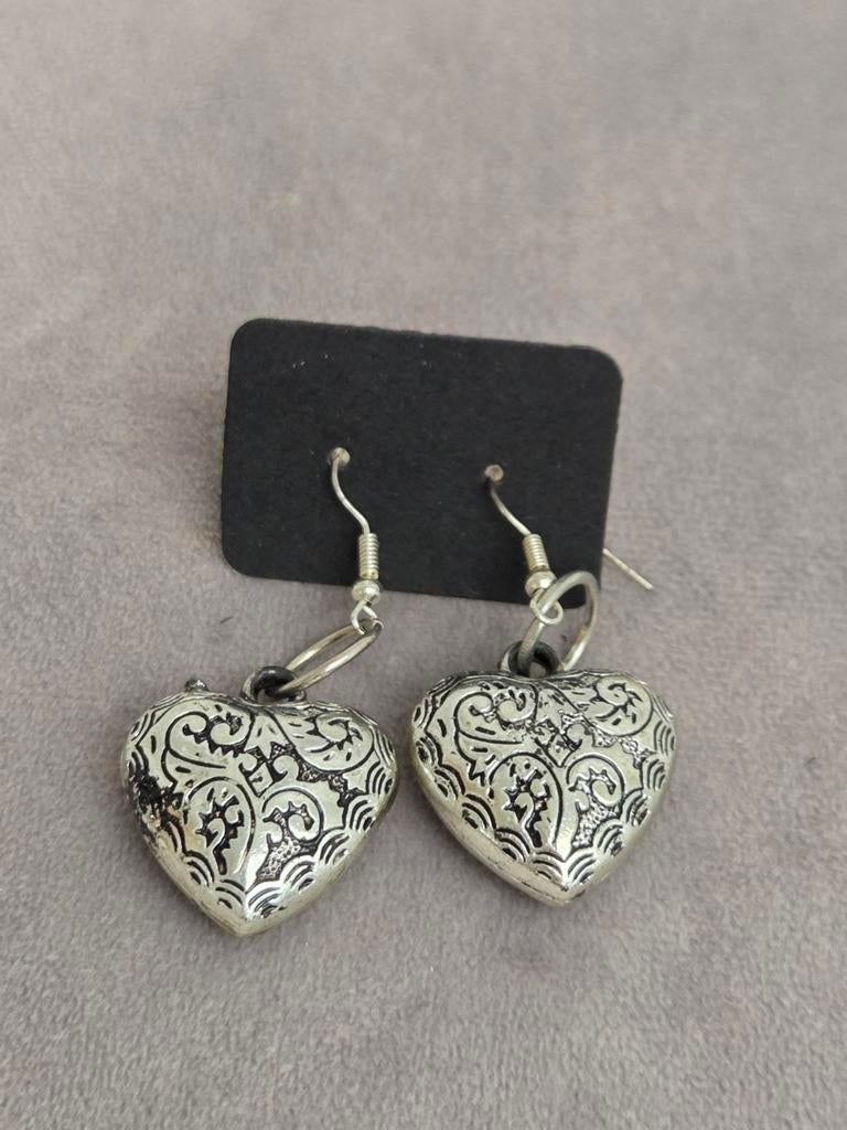 Zelfgemaakte hartjes oorbellen, Sieraden, Tassen en Uiterlijk, Oorbellen, Ophalen, Overige materialen, Hangers, Nieuw