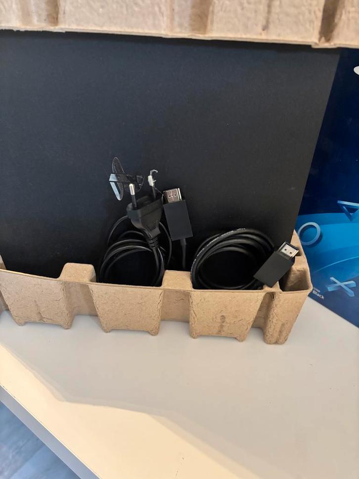 Sony PlayStation 4 Pro 1TB met 2 controllers, Spelcomputers en Games, Spelcomputers | Sony PlayStation 4, Zo goed als nieuw, Pro