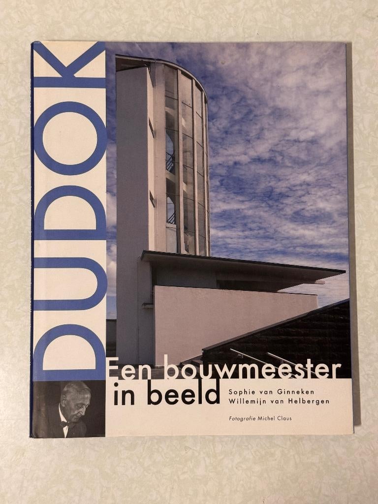 Dudok - Een bouwmeester in beeld, Verzenden, Zo goed als nieuw, Sophie van Ginneken, Architectuur algemeen