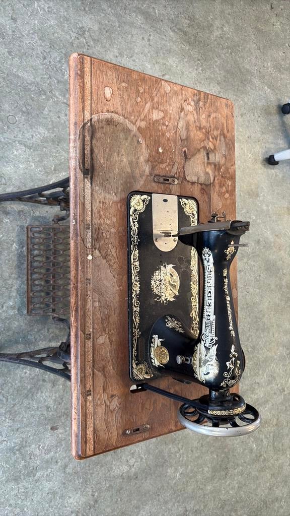 Antieke Singer naaimachine, Ophalen