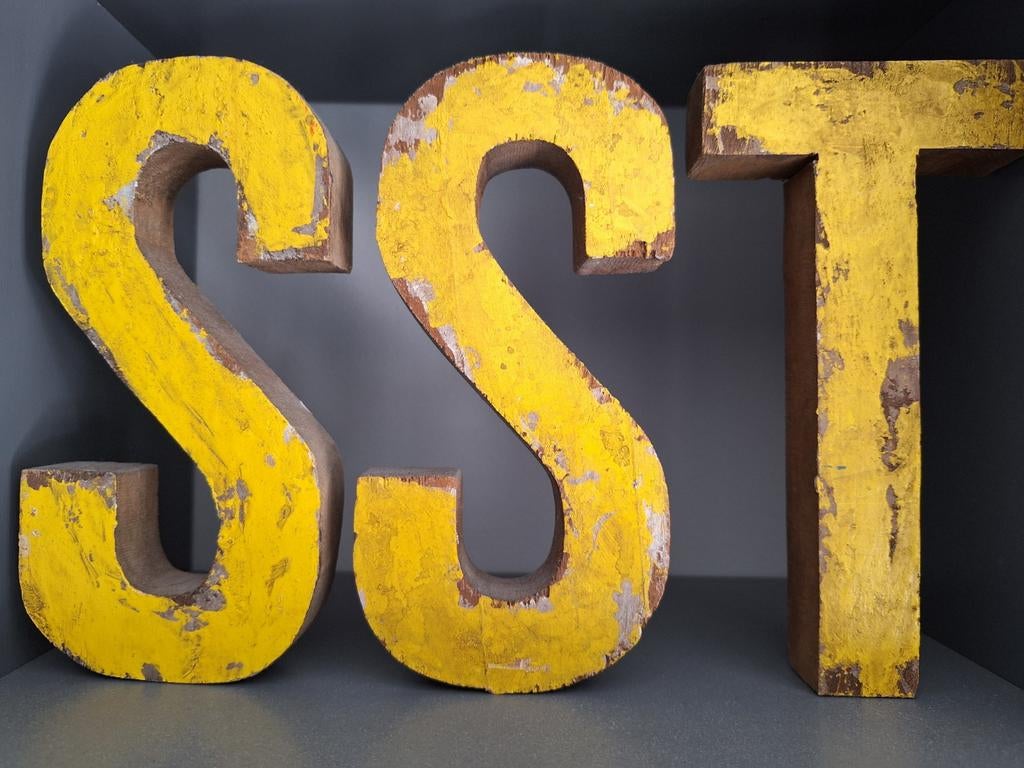 Decoratieve stoere letters, kunnen zowel staan als hangen, Ophalen of Verzenden, Zo goed als nieuw, Geel, Hout