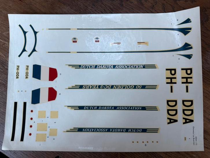 Decal set 1:72 DDA 50 jaar Dakota Luuk Boerman 1985, Hobby en Vrije tijd, Modelbouw | Vliegtuigen en Helikopters, Zo goed als nieuw