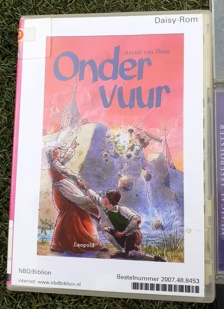 Kinder Daisy Rom Onder Vuur van Arend van Dam, Cd's en Dvd's, Alle leeftijden, Drama, Ophalen of Verzenden, Zo goed als nieuw