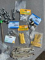 Diverse camping accessoires: haringen, elastieken, etc., Ophalen, Gebruikt