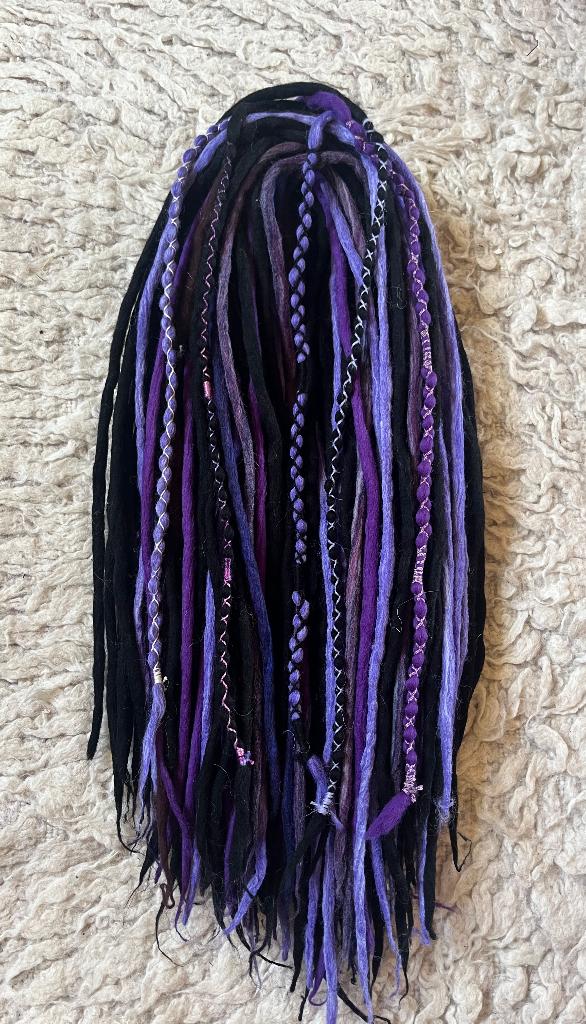 Nieuwe paarse wol dread met 5 versierde dreads nu voor 165€, Sieraden, Tassen en Uiterlijk, Uiterlijk | Haarverzorging, Ophalen of Verzenden