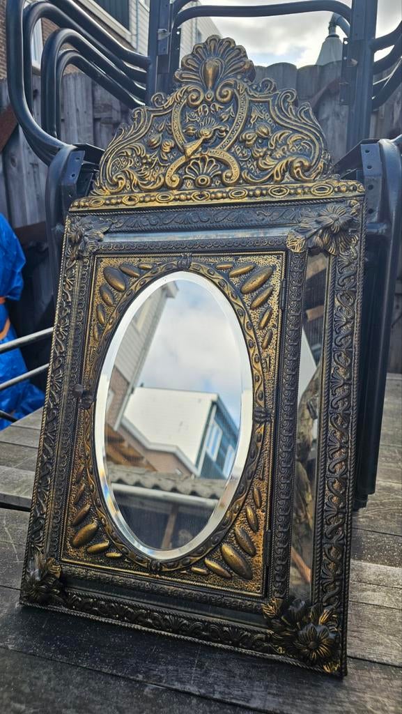 Antieke boeren spiegel met verborgen kleding borstels, Ophalen, Ovaal, Minder dan 50 cm