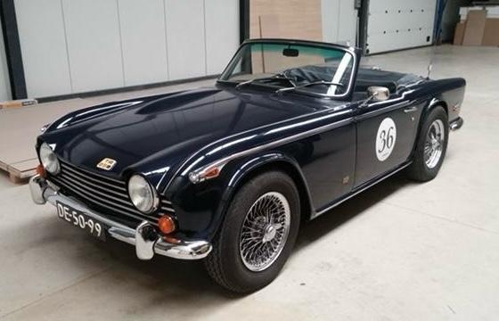 Triumph TR 250 UNIEK | FULL BODY OFF RESTAURATIE |, Auto's, Triumph, Gebruikt, Overige carrosserieën, Blauw, Leder
