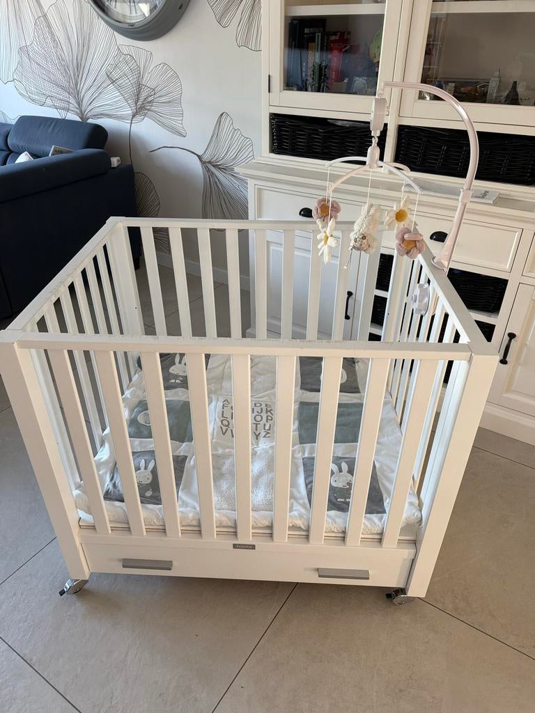 Bopita box met wieltjes, lade, 2 kleden en mobiel roze, Kinderen en Baby's, Boxen, Ophalen, Gebruikt, Rechthoekig, Boxkleed