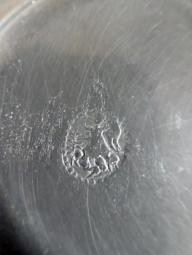 Tinnen bordje met keurmerk Karel Roelen, Antiek en Kunst, Antiek | Tin, Ophalen of Verzenden