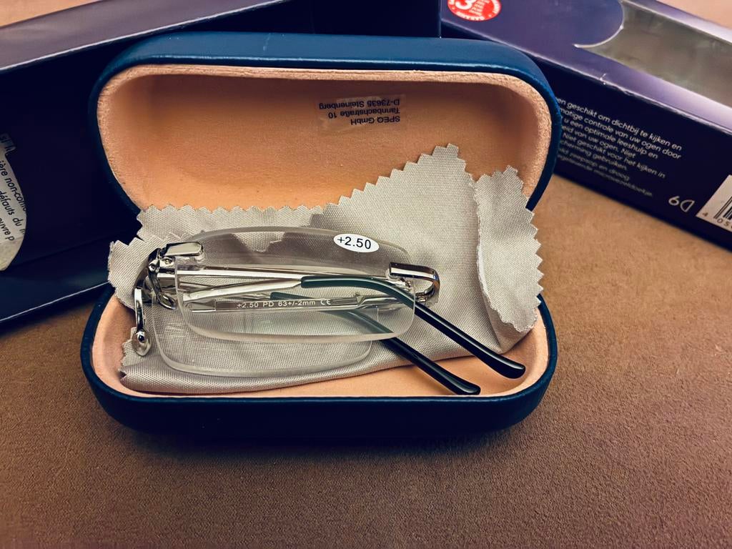 Compact Opvouwbare leesbril. +2.50 in opbergetui., Ophalen of Verzenden, Nieuw