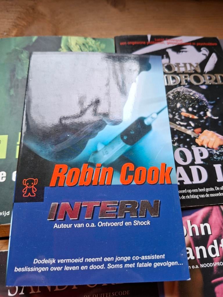 Robin Cook - Intern: Spannende Medische Thriller, Ophalen of Verzenden, Gelezen, Robin Cook, Nederland