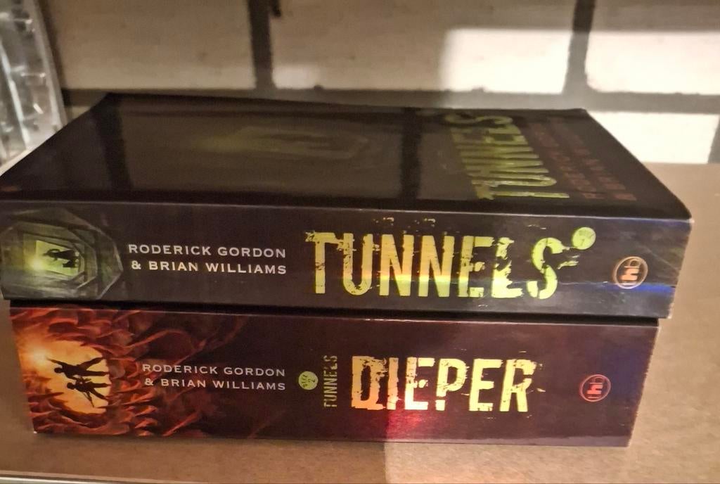 Tunnels & Dieper - Roderick Gordon & Brian Williams (zgan), Boeken, Ophalen of Verzenden, Zo goed als nieuw, Roderick Gordon en Brian Williams