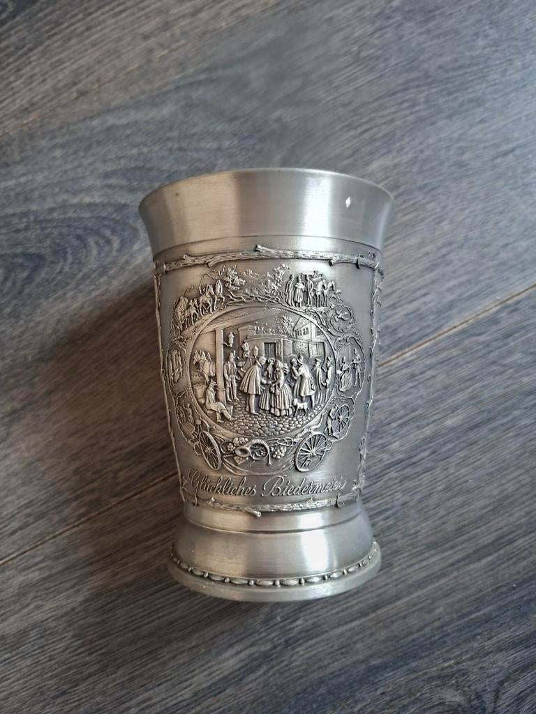 Antieke tinnen beker met Biedermeier-taferelen, Antiek en Kunst, Antiek | Tin, Ophalen of Verzenden