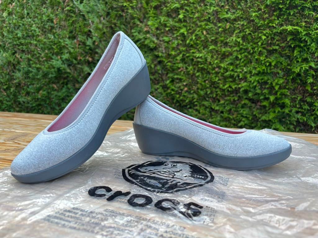 Nieuwe Crocs sleehak schoenen maat 38, Ophalen of Verzenden, Zo goed als nieuw, Grijs, Sneakers of Gympen