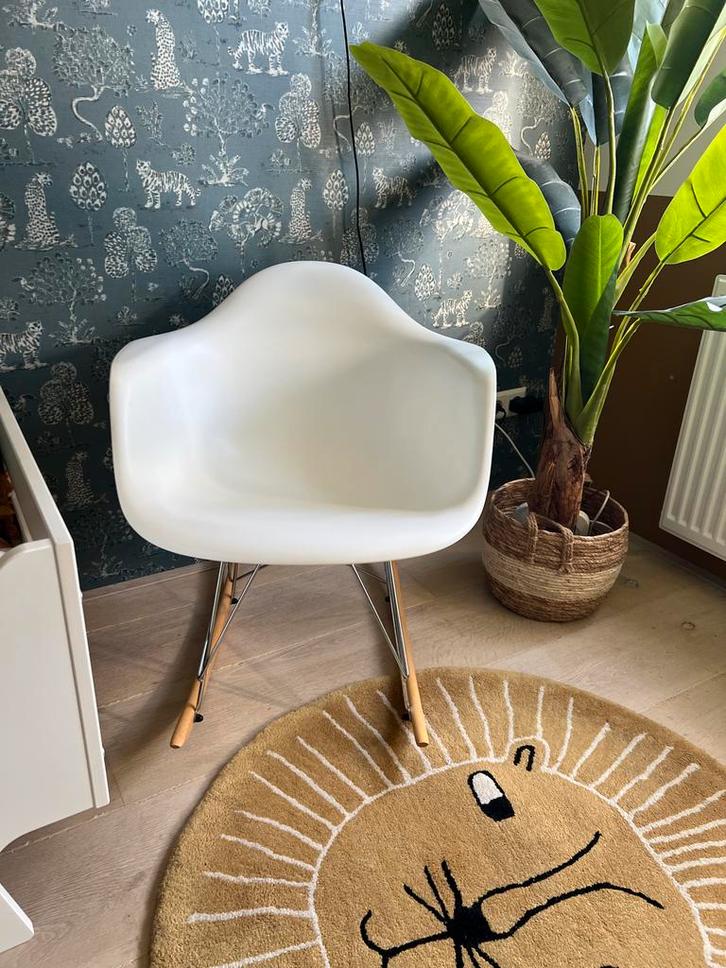 Witte schommelstoel met aluminium en houten onderstel, Huis en Inrichting, Stoelen, Gebruikt, Eén, Hout, Wit, Ophalen