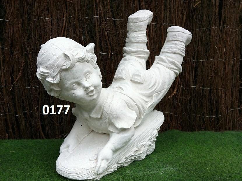 Kind op slee. nr 0177, Ophalen, Nieuw, Beton, Mensenbeeld