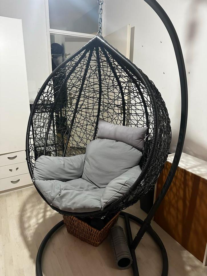 Comfortabele hangstoel (ei stoel) met standaard - Zwart/Grij, Huis en Inrichting, Stoelen, Gebruikt, Eén, Metaal, Zwart, Ophalen