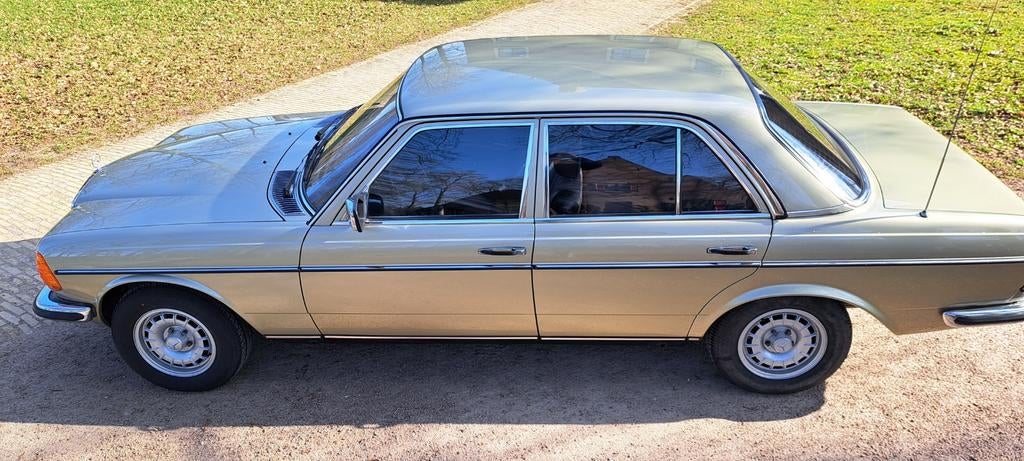 Mercedes-Benz W123  280E 1980 distelgroen 89500km gereden., 1360 kg, Achterwielaandrijving, Zwart, 4 stoelen