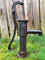 Oude gietijzeren handzwengelpomp waterpomp, Ophalen