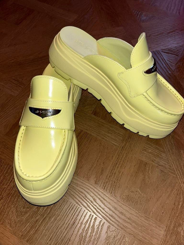 Nike air jordan mule, Geel, Nieuw, Sandalen of Muiltjes, Ophalen of Verzenden