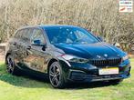BMW 1-serie 118i High Executive/Automaat/Carplay/Navi/Cruise, 136 pk, Gebruikt, Adaptive Cruise Control, Zwart