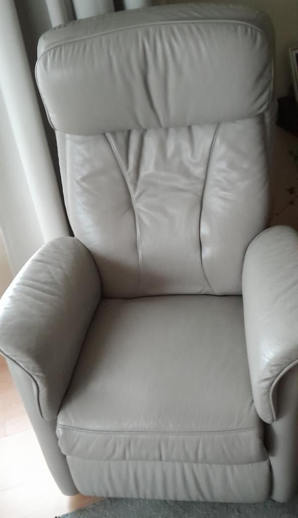 In nieuwstaat verkerende Opsta fauteuil lichtgrijs leder, Huis en Inrichting, Fauteuils, Ophalen of Verzenden, Zo goed als nieuw