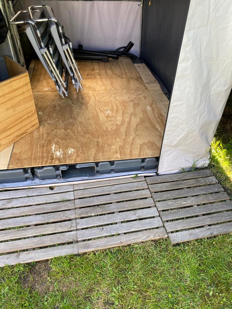 Verhoogde vloer voor voortent / plastic pallets, Ophalen, Gebruikt