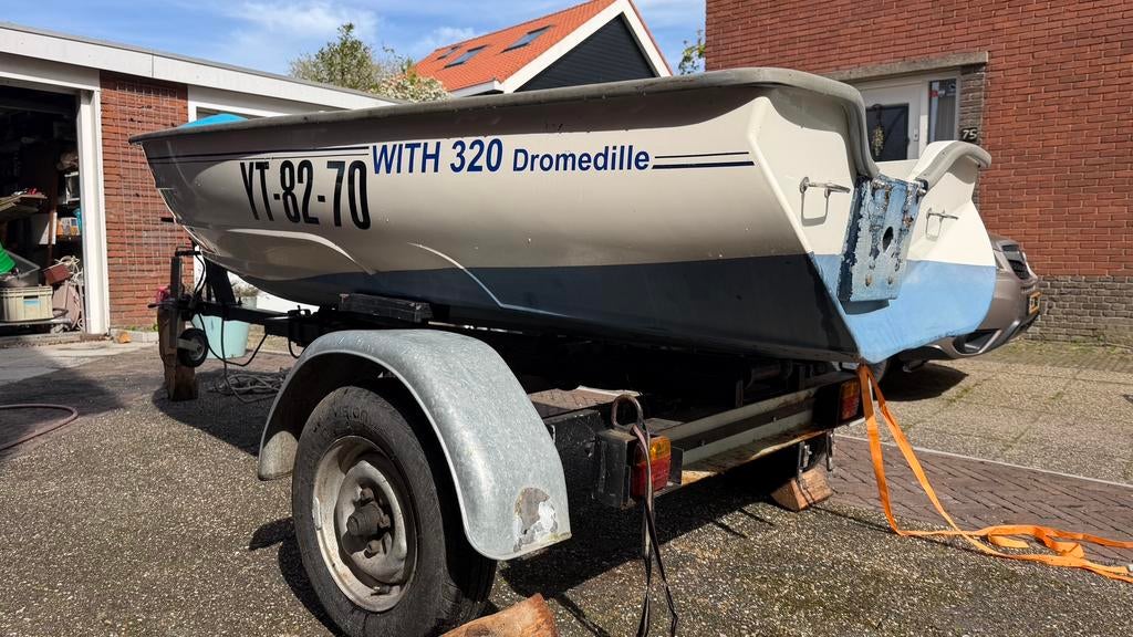 Bootje With 320 Dromedille met trailer en buitenboordmotor, Ophalen, Zo goed als nieuw
