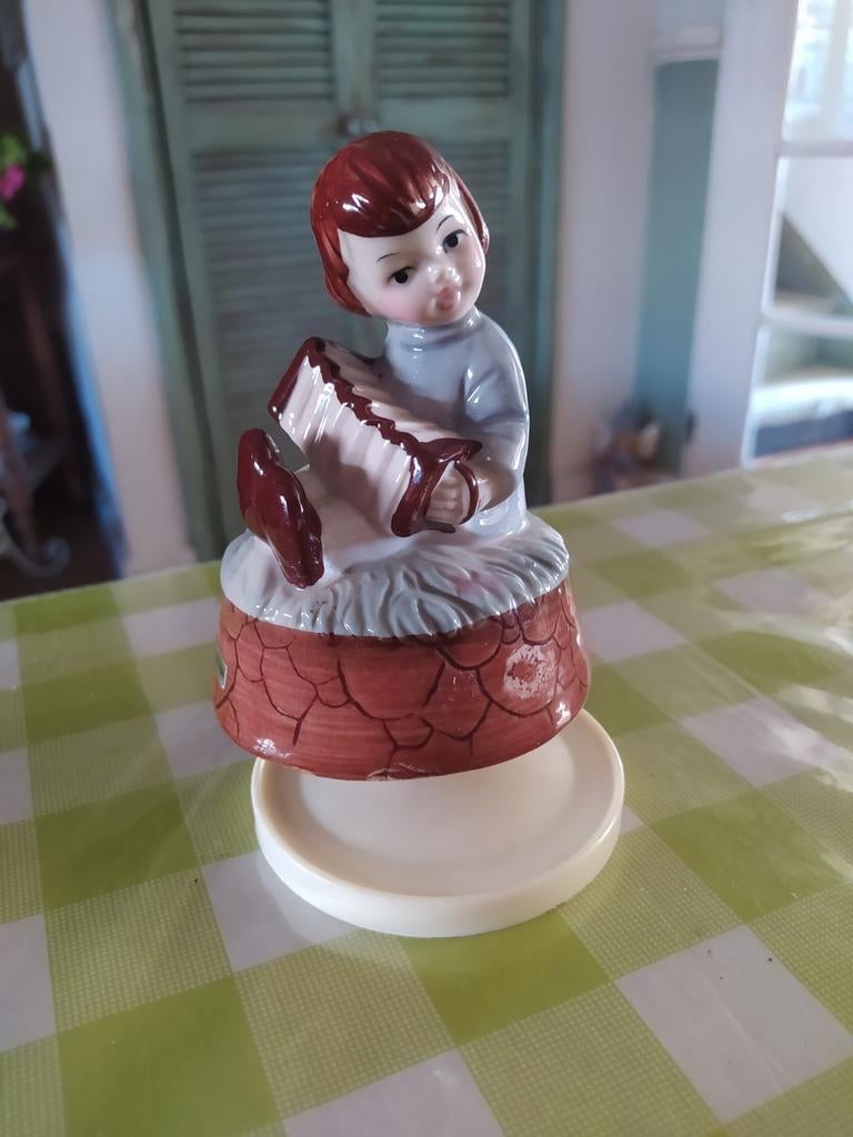 Porseleinen muziekdoos met jongetje en harmonica, Verzamelen, Beelden en Beeldjes, Ophalen of Verzenden, Zo goed als nieuw, Mens