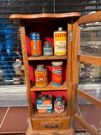 Miniatuur houten vitrine met vintage olie blikjes, Verzamelen, Ophalen of Verzenden, Overige typen