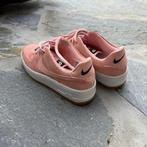 Nike Air Force 1 Sage Low Roze Suède Maat 39, Kleding | Dames, Schoenen, Ophalen, Zo goed als nieuw, Roze, Sneakers of Gympen