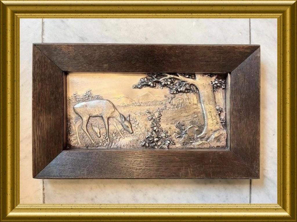 Oude metalen plaquette in houten lijst: herten bij boom, Ophalen of Verzenden