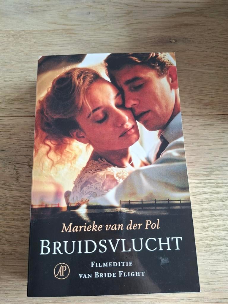 Bruidsvlucht - Marieke van der Pol, Ophalen of Verzenden, Zo goed als nieuw, Marieke van der Pol, Nederland