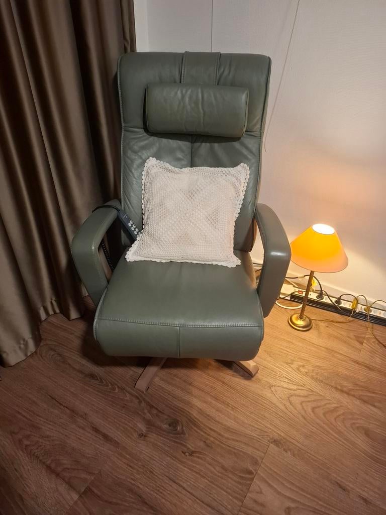 Te koop: luxe Prominent sta op / relax stoel, Huis en Inrichting, Fauteuils, Ophalen, Minder dan 75 cm, Leer, Zo goed als nieuw