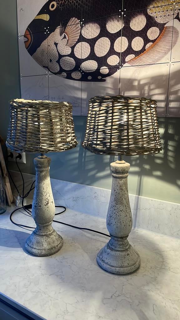 2 tafellampen rieten kapjes stenen voet, Huis en Inrichting, Lampen | Tafellampen, Ophalen, Zo goed als nieuw, 50 tot 75 cm
