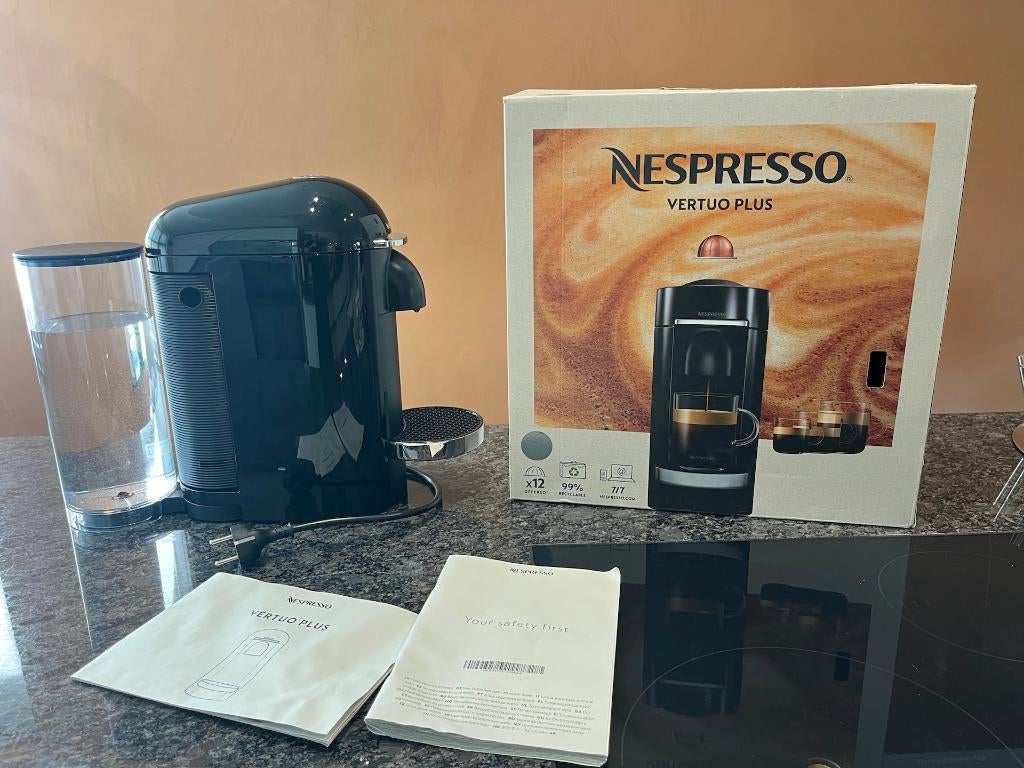 Tk.: Nespresso Vertuo Plus koffiemachine, Witgoed en Apparatuur, Koffiezetapparaten, Ophalen, Espresso apparaat, Zo goed als nieuw